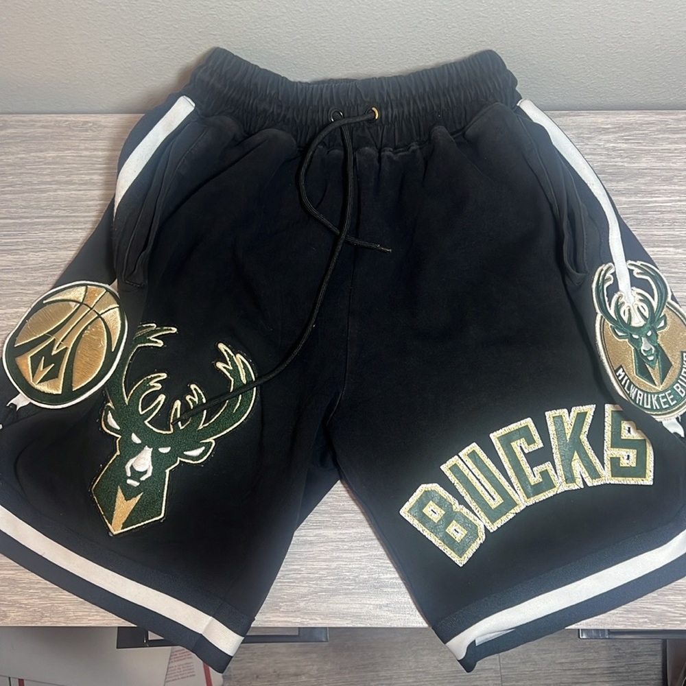 Pro Standard Milwaukee Bucks Basketball Athletic Sweat Shorts Small